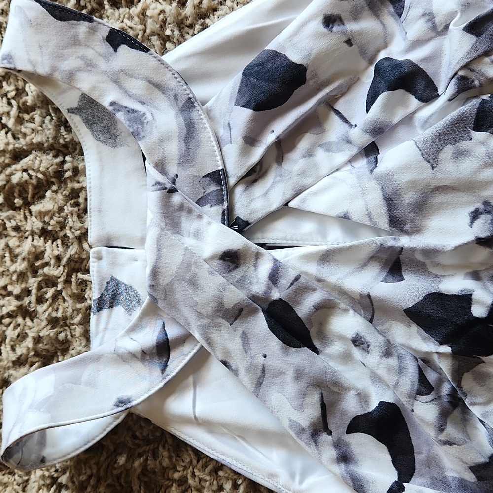 White House Black Market floral Black and white tank size 6 - Picture 2 of 13